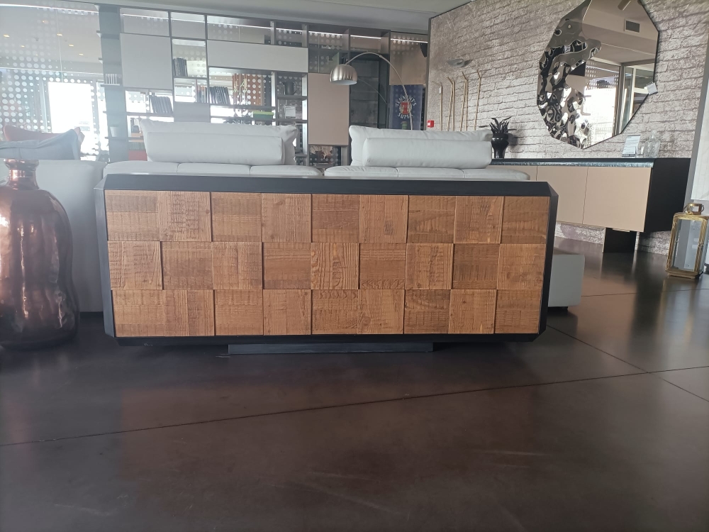Credenza a tre porte con apertura push pull e ripiani interno regolabili