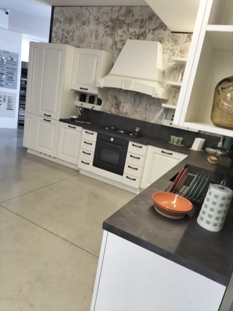 Cucina ad angolo completa di lavello, mix e cappa