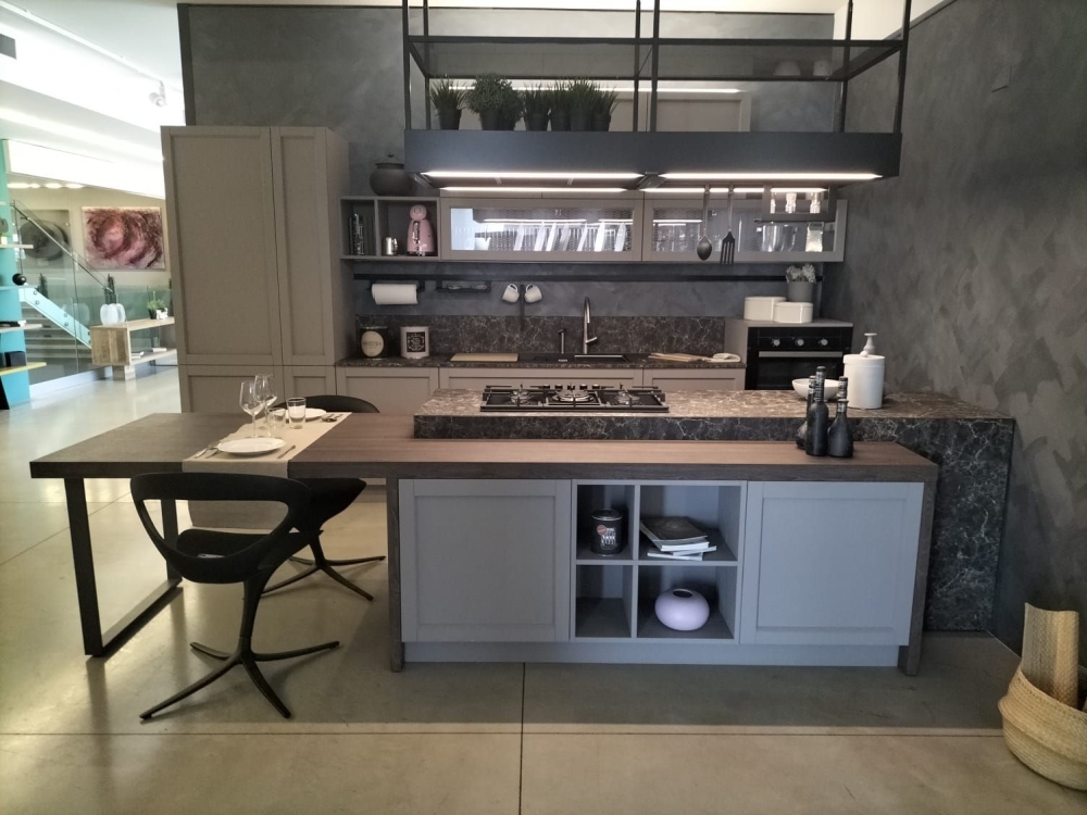 Cucina in frassino con isola e cappa  cucina  lunghezza 3,90 mt profondità 60 ,  bancone lunghezza  535  profondità 103