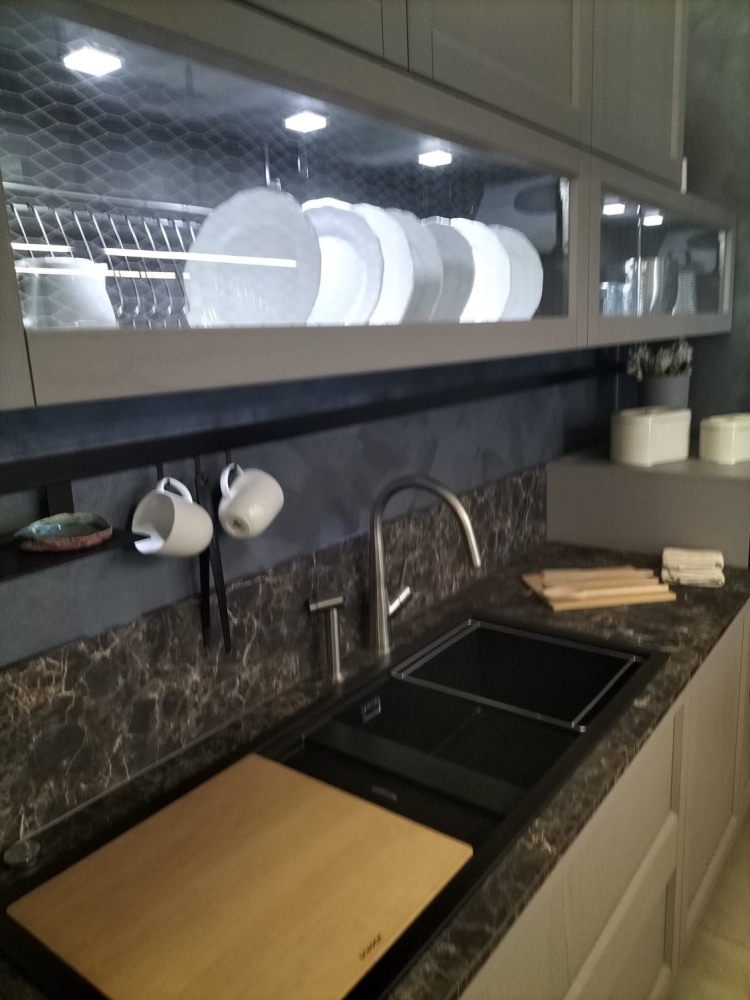 Cucina in frassino con isola e cappa  cucina  lunghezza 3,90 mt profondità 60 ,  bancone lunghezza  535  profondità 103