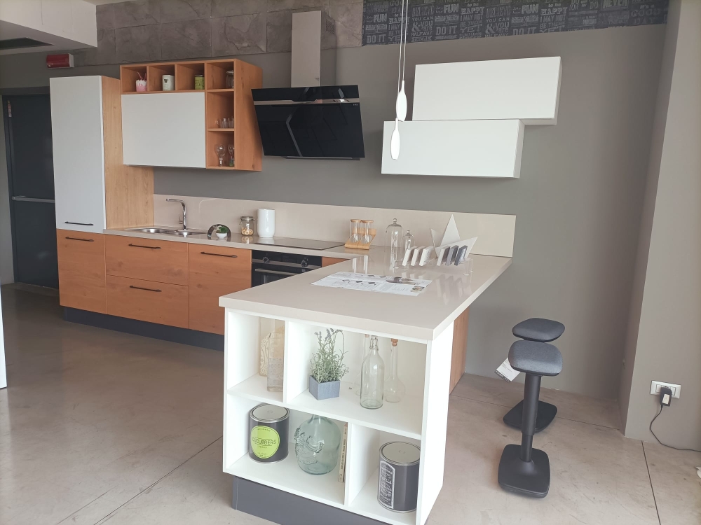 Cucina angolare con penisola destra, anta in legno, top in quarzo, compreso di elettrodomestici