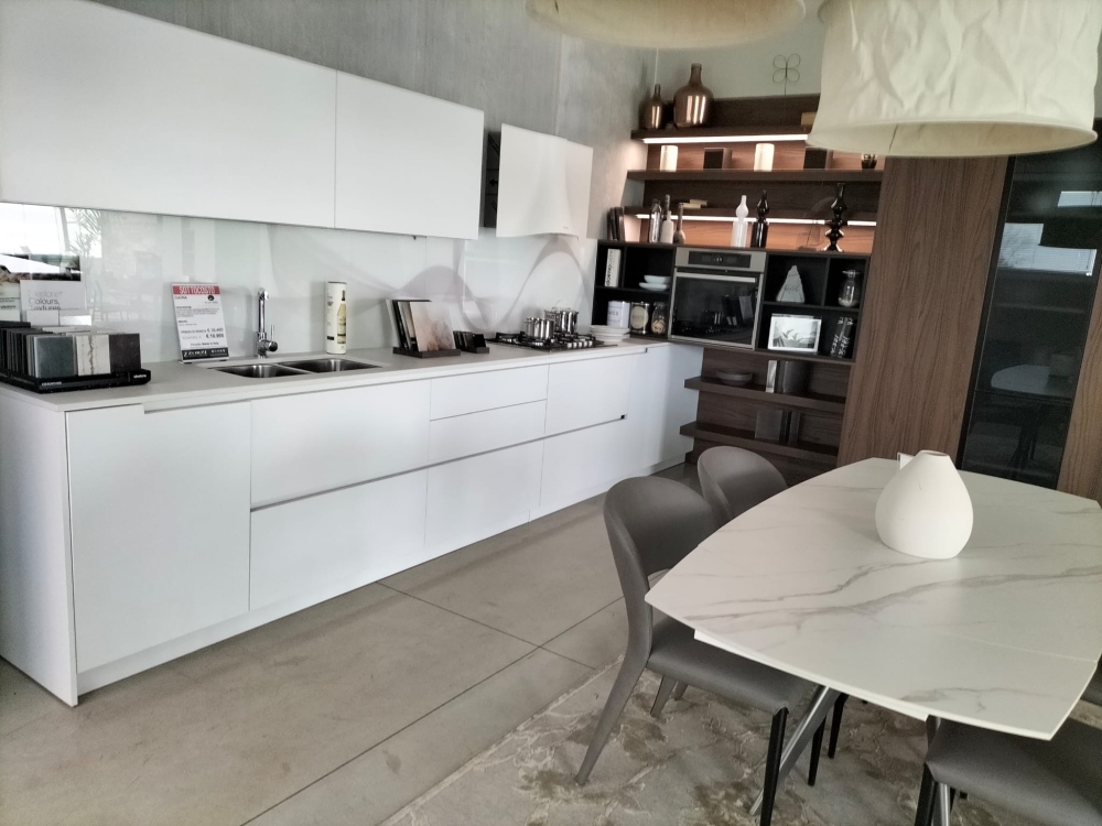 Cucina angolare , top in dekton, cappa svasata colonne e ante in vetro satinato