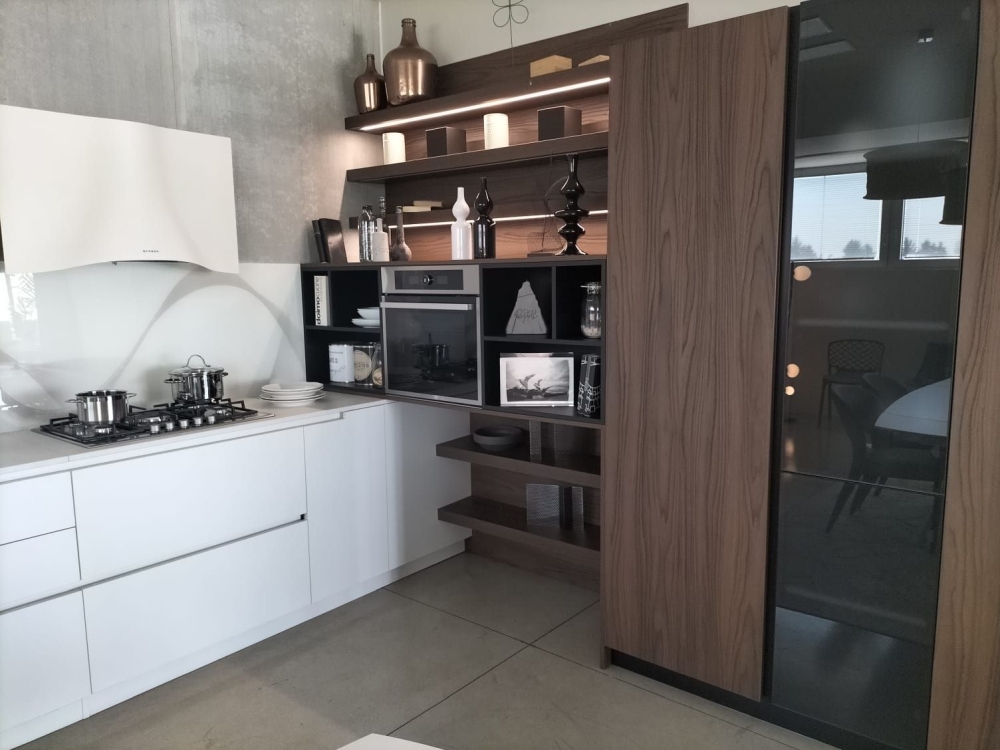 Cucina angolare , top in dekton, cappa svasata colonne e ante in vetro satinato