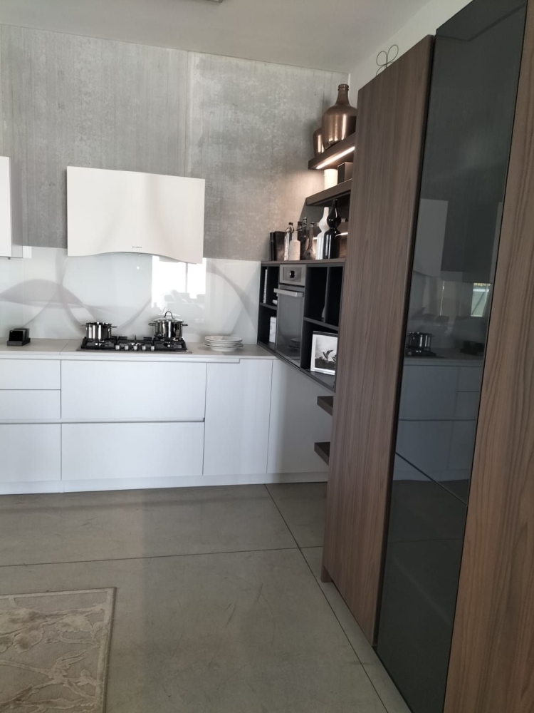 Cucina angolare , top in dekton, cappa svasata colonne e ante in vetro satinato