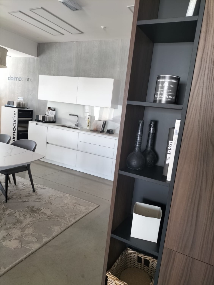 Cucina angolare , top in dekton, cappa svasata colonne e ante in vetro satinato