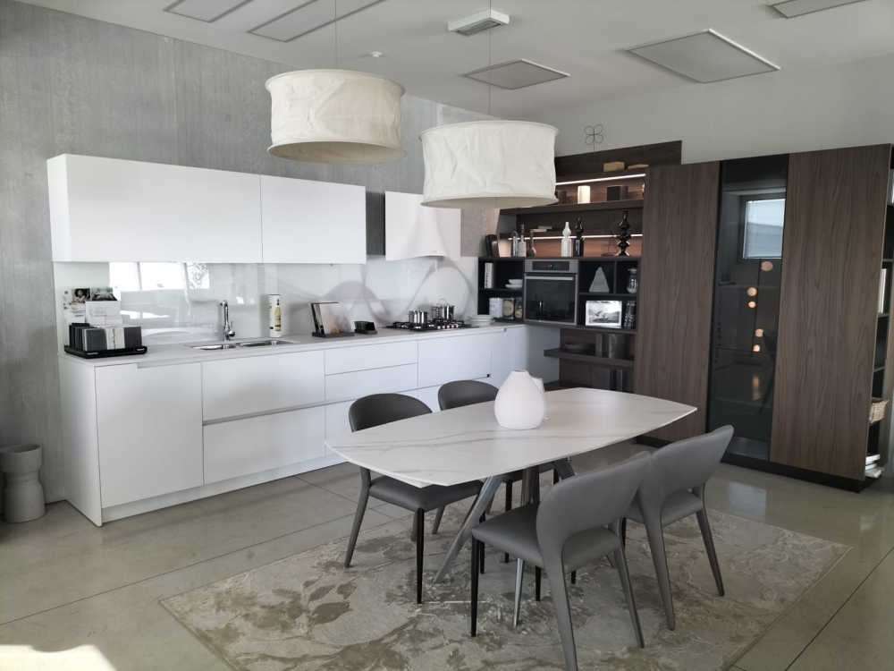 Cucina angolare , top in dekton, cappa svasata colonne e ante in vetro satinato