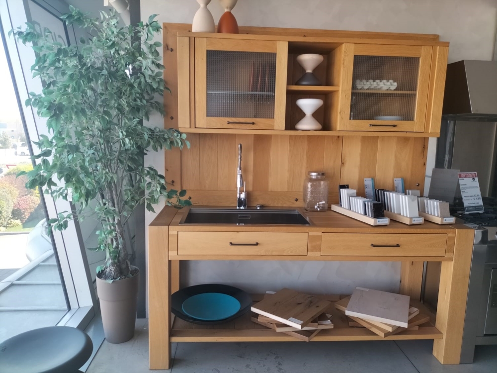 Cucina artigianale, bancone in rovere massello, penisola a vasistas, lavello acciaio inox, miscelatore