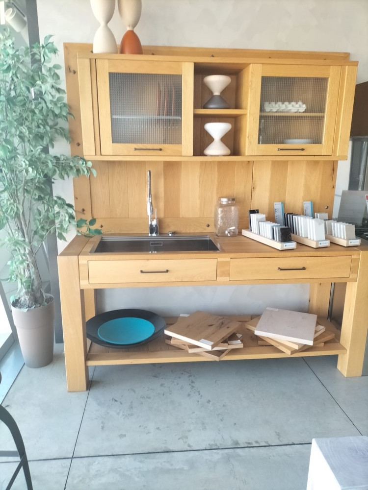 Cucina artigianale, bancone in rovere massello, penisola a vasistas, lavello acciaio inox, miscelatore