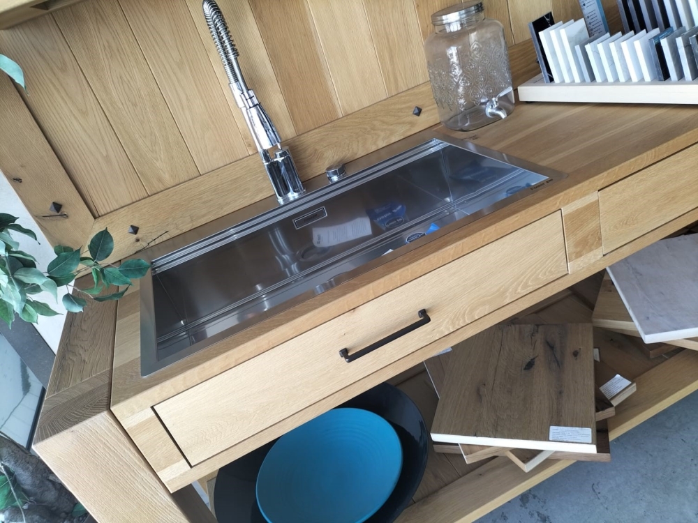 Cucina artigianale, bancone in rovere massello, penisola a vasistas, lavello acciaio inox, miscelatore