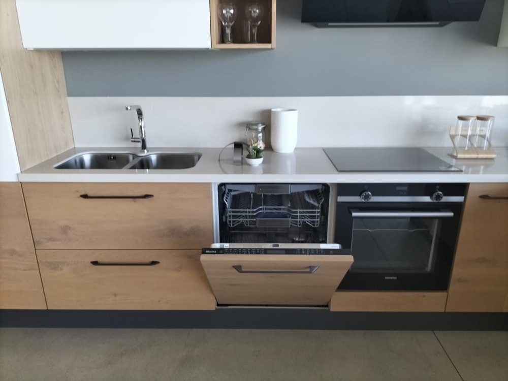 Cucina angolare con penisola destra, anta in legno, top in quarzo, compreso di elettrodomestici