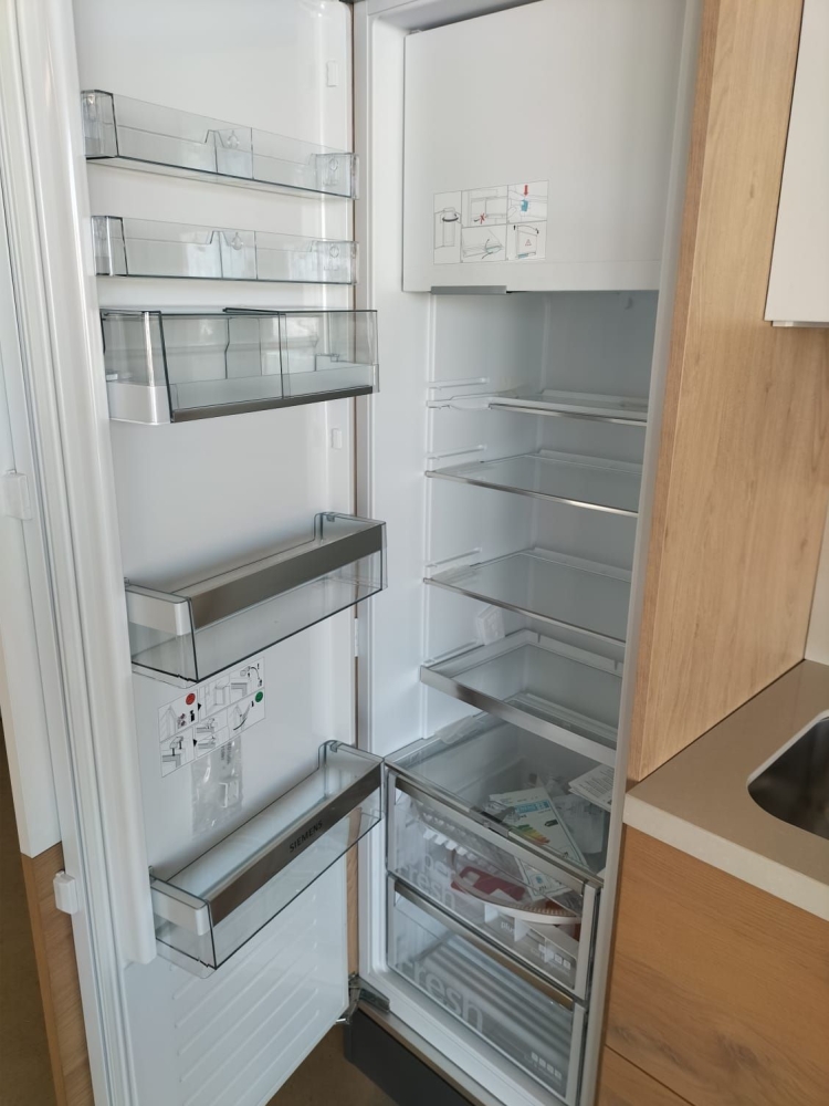 Cucina angolare con penisola destra, anta in legno, top in quarzo, compreso di elettrodomestici