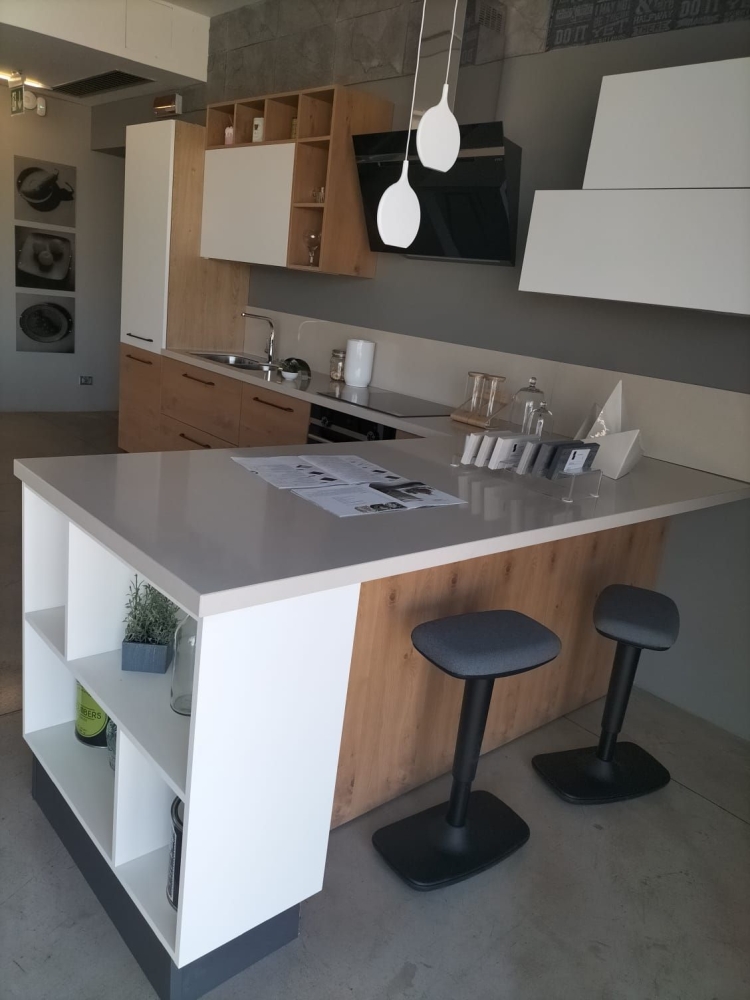 Cucina angolare con penisola destra, anta in legno, top in quarzo, compreso di elettrodomestici