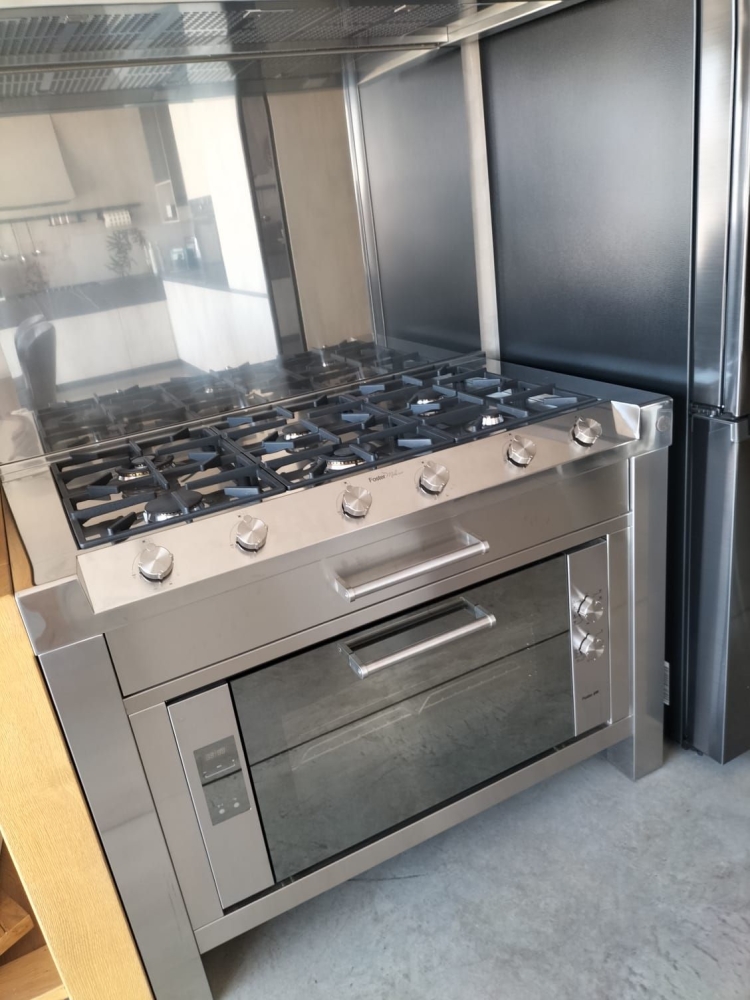 Cucina professionale 6 fuochi in acciaio inox 20/10, con forno e cappa. Cassetto portaposate in legno, pannello in inox