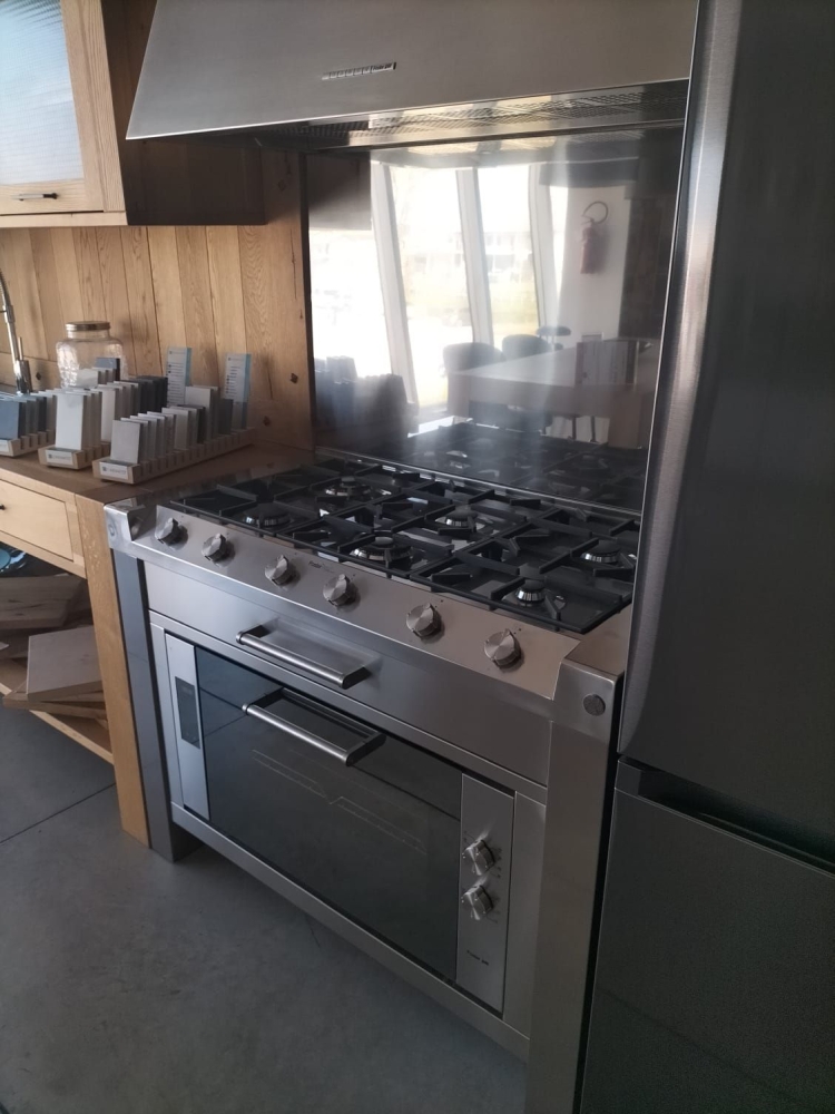 Cucina professionale 6 fuochi in acciaio inox 20/10, con forno e cappa. Cassetto portaposate in legno, pannello in inox