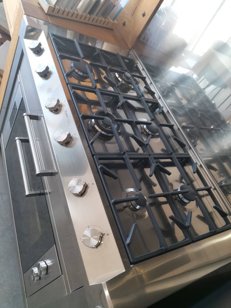 Cucina professionale 6 fuochi in acciaio inox 20/10, con forno e cappa. Cassetto portaposate in legno, pannello in inox