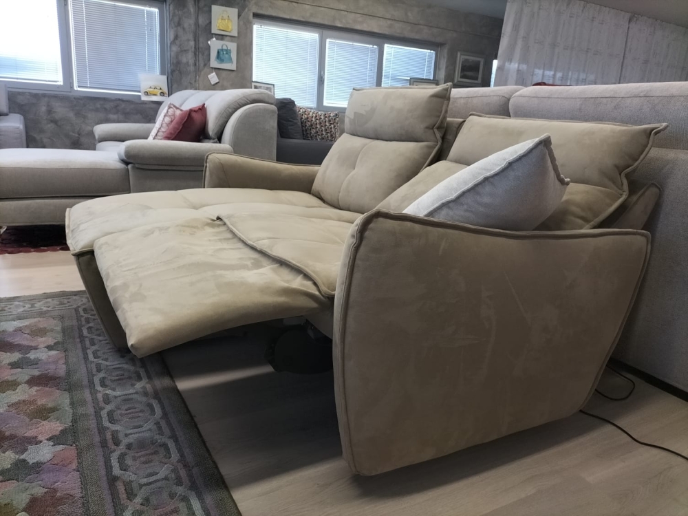 Divano due posti con penisola chaise longue ed 1 movimento relax