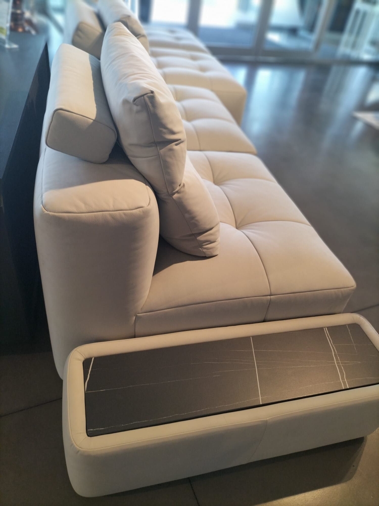 Divano modulare in pelle con tavolino e top in gres
