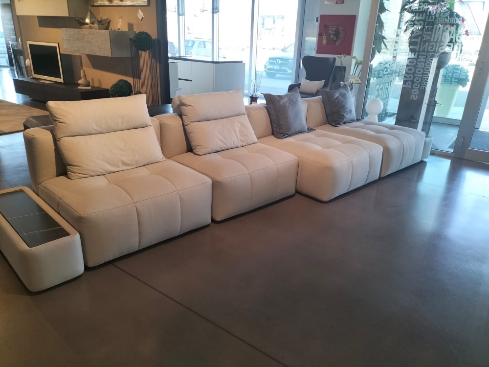 Divano modulare in pelle con tavolino e top in gres