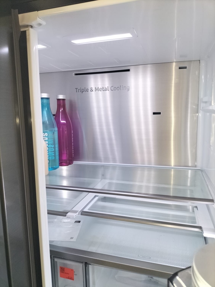 Frigo congelatore classe A+, 4 porte , capacità 550 lt. , total no frost con , tablet e tre fotocamere, dispenser acqua e ghiaccio, speaker audio connettività  wi-fi e bluetooth freddo secco