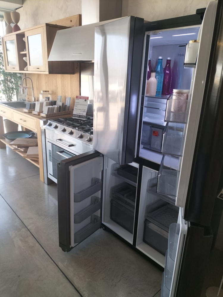 Frigo congelatore classe A+, 4 porte , capacità 550 lt. , total no frost con , tablet e tre fotocamere, dispenser acqua e ghiaccio, speaker audio connettività  wi-fi e bluetooth freddo secco