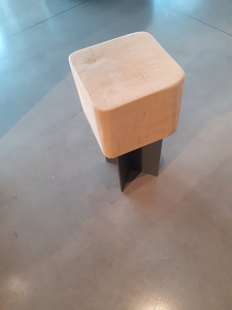 Pouf in legno e metallo 