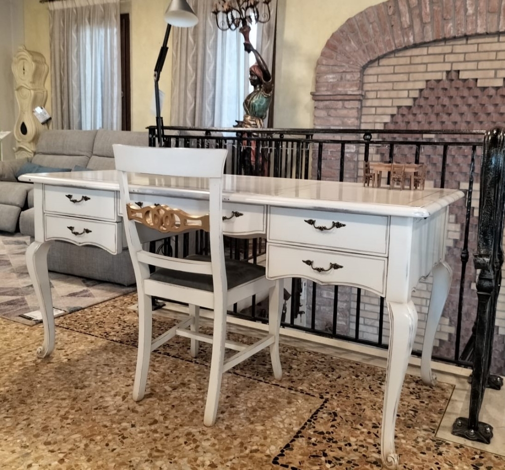 Scrivania  in legno massello con sedia abbinata, rifinitura laccato consumato